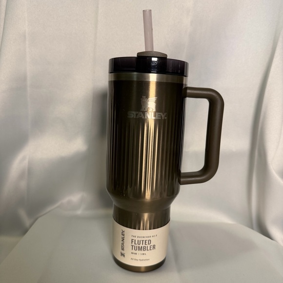 NEW STANLEY The Quencher® H2.0 Fluted Tumbler | 40 OZ IN GUNMETAL SHINE - Picture 4 of 5